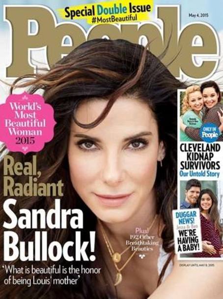 La cover che il settimanale americano People dedica all&#39;attrice Sandra Bullock, eletta donna pi bella del 2015.  &#39;Mi trovo bella soltanto nel mio ruolo di madre. Questo premio  ridicolo&#39;, ha commentato lei